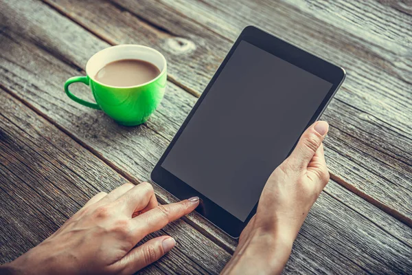 Tablet Computer Der Hand Auf Dem Hintergrund Eines Holztisches Und — Stockfoto