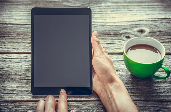 Tablettdator Händerna Bakgrunden Ett Träbord Och Kopp Med Drink — Stockfoto