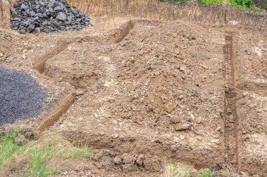 Vakıf için toprak kazılmış. Yeni ev beton temeli inşaatı için hendek kazdık..
