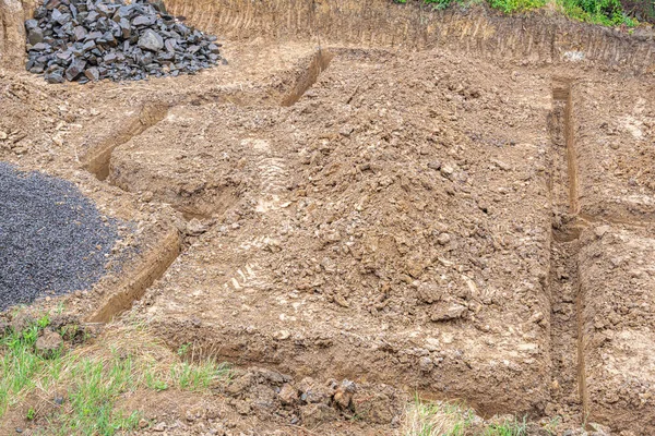 Vakıf için toprak kazılmış. Yeni ev beton temeli inşaatı için hendek kazdık..