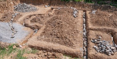 Vakıf için toprak kazılmış. Yeni ev beton temeli inşaatı için hendek kazdık..