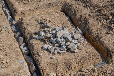 Vakıf için toprak kazılmış. Yeni ev beton temeli inşaatı için hendek kazdık..