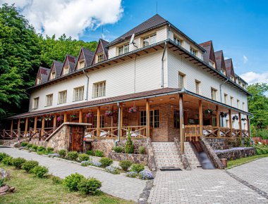 Voevodyno, Ukrayna - 15 Mayıs 2015: Bir dağ ormanının arka planına karşı bir eko otel binası.