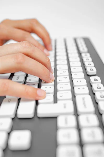 Las Manos Femeninas Están Escribiendo Teclado Blanco Ordenador Personal —  Fotos de Stock