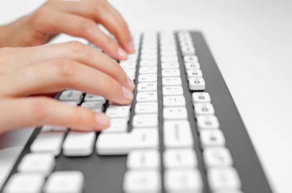 Las Manos Femeninas Están Escribiendo Teclado Blanco Ordenador Personal Imagen De Stock