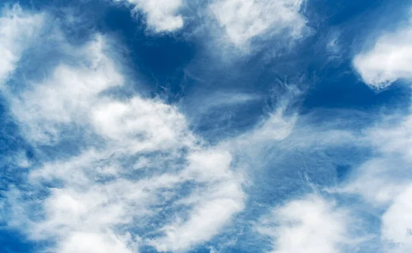 Nube Blanca Contra Cielo Azul Del Verano — Foto de Stock