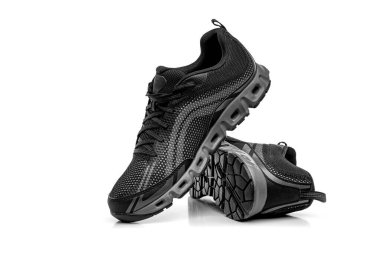 Spor ayakkabıları beyaz arka planda izole edilmiş. Siyah spor ayakkabıları..