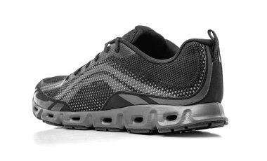 Spor ayakkabıları beyaz arka planda izole edilmiş. Siyah spor ayakkabıları..