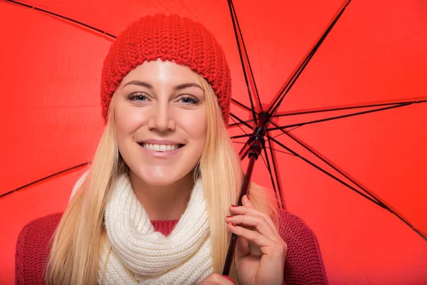 Jovem Mulher Alegre Sob Guarda Chuva Vermelho — Fotografia de Stock