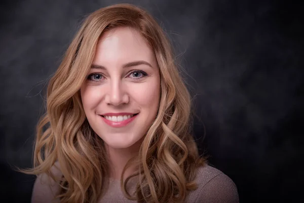 Hermosa Rubia Sonriente Sobre Fondo Oscuro — Foto de Stock