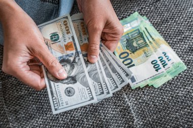 Avro ve dolar kadınların elinde. Dolardan avroya döviz kuru - kavram.