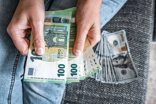 Avro ve dolar kadınların elinde. Dolardan avroya döviz kuru - kavram.