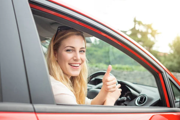 Belle Blonde Conduisant Une Voiture Sur Route — Photo