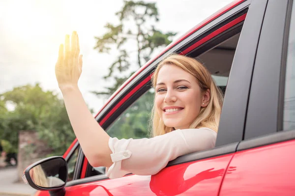 Hermosa Rubia Conduciendo Coche Carretera — Foto de Stock