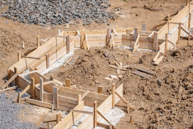 Evin beton temeli için ahşap kaplama. Temel yapı.