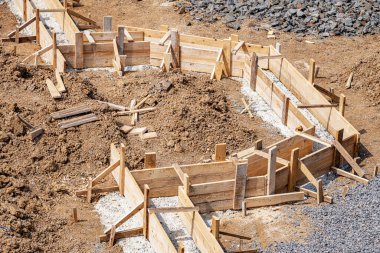Evin beton temeli için ahşap kaplama. Temel yapı.