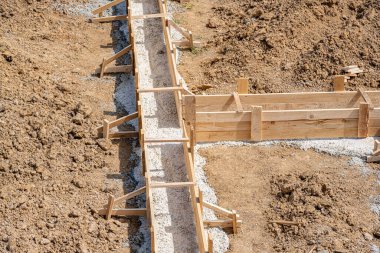 Evin beton temeli için ahşap kaplama. Temel yapı.