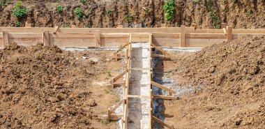 Evin beton temeli için ahşap kaplama. Temel yapı.