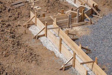 Evin beton temeli için ahşap kaplama. Temel yapı.