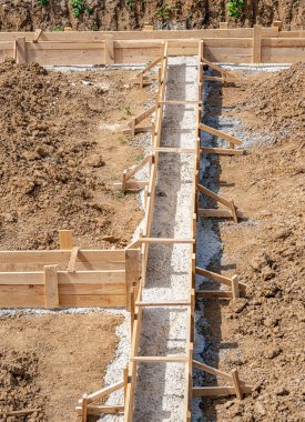 Evin beton temeli için ahşap kaplama. Temel yapı.