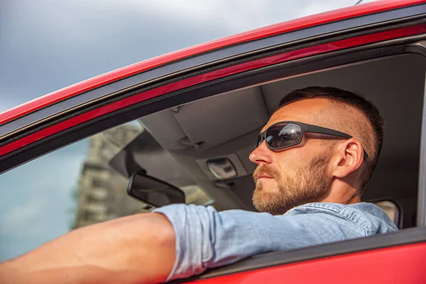 Hombre Con Una Sonrisa Cara Conduce Coche Rojo —  Fotos de Stock