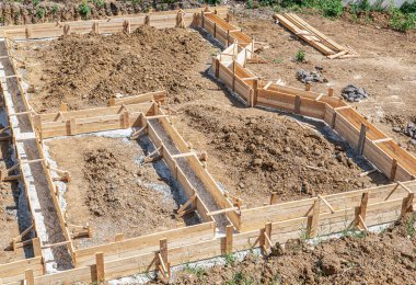 Evin beton temeli için ahşap kaplama. Temel yapı.