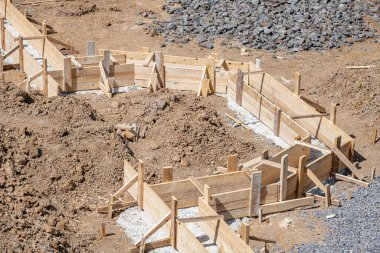 Evin beton temeli için ahşap kaplama. Temel yapı.