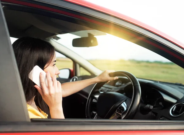 Mujer Joven Está Utilizando Teléfono Inteligente Mientras Conduce Coche —  Fotos de Stock