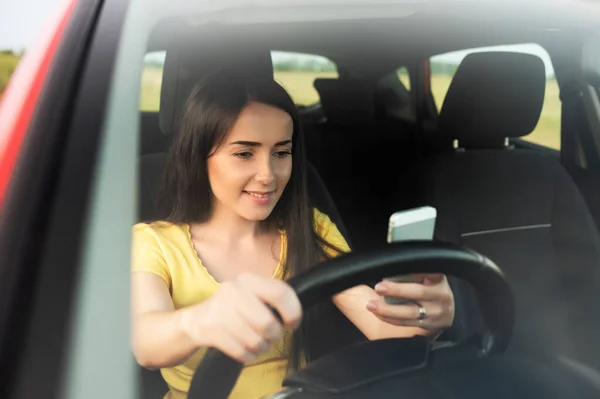 Young Woman Using Smartphone While Driving Car — Stok Foto