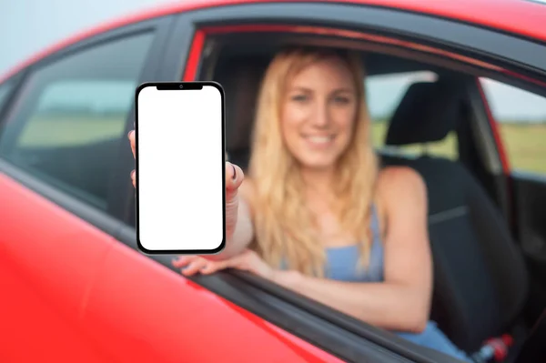Молодая Женщина Машине Показывает Смартфон Белым Экраном — стоковое фото
