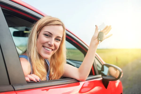 Mulher Motorista Carro Mulher Sorrindo Mostrando Novas Chaves Carro Carro — Fotografia de Stock