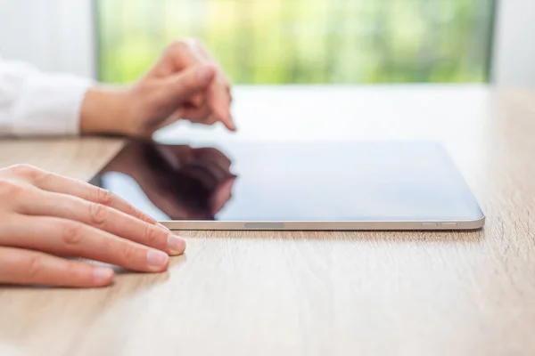 Digital Tablet Computer Blank Screen Hands Wooden Table — Stockfoto