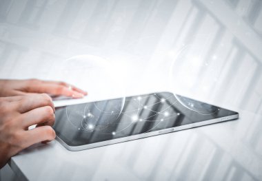 Dijital teknoloji, internet ağ bağlantısı konsepti, dijital teknoloji. İnternet teknolojisi arka planında tablet bilgisayar kullanan mühendis ya da işkadını.