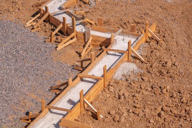 Evin beton temeli için ahşap kaplama. Temel yapı.