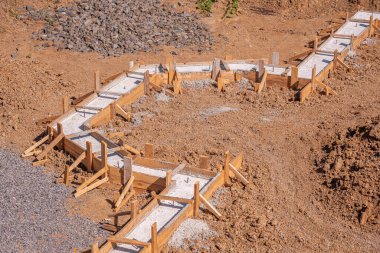 Evin beton temeli için ahşap kaplama. Temel yapı.