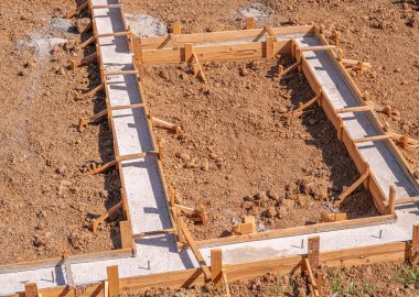 Evin beton temeli için ahşap kaplama. Temel yapı.