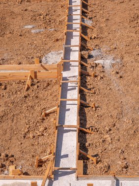 Evin beton temeli için ahşap kaplama. Temel yapı.