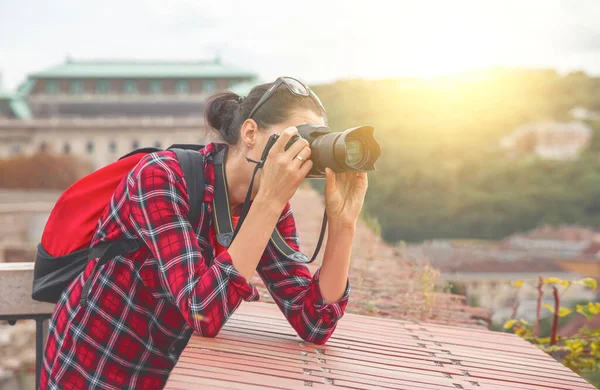 Woman Photographer Backpack Makes Photo While Traveling — Stockfoto