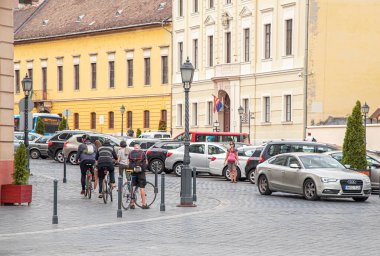 Budapeşte, 18 Eylül: Turist Budapeşte, Macaristan için üzerinde 18 Eylül 2016 Fishermans Bastion yakınındaki Trinity meydanında.