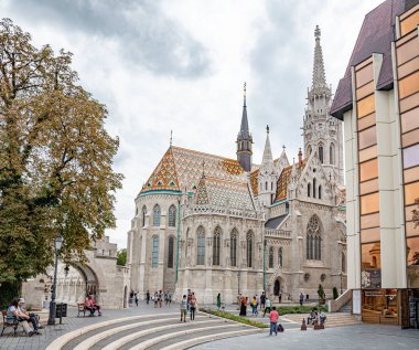 Budapeşte, 18 Eylül: Turist Budapeşte, Macaristan için üzerinde 18 Eylül 2016 Fishermans Bastion yakınındaki Trinity meydanında.