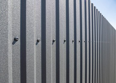 Profildeki çatı vidaları yakın plan. Profil tablosunu bağlama yöntemi.