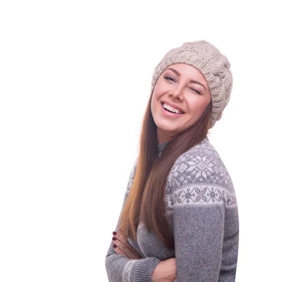 Красивая Молодая Женщина Свитере Теплая Шляпа Улыбается Позируя Белом Фоне — стоковое фото