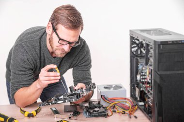 Bir uzman bir bilgisayarı tamir eder. Kişisel bilgisayarların onarımı, montajı ve restorasyonu.