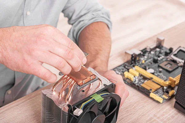 Especialista Repara Una Computadora Reparación Montaje Restauración Ordenadores Personales —  Fotos de Stock