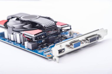 Bilgisayar oyun güçlü modern grafik kartında beyaz.