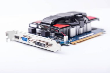 Bilgisayar oyun güçlü modern grafik kartında beyaz.