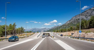 Makarska, Hırvatistan - 3 Temmuz 2017: Banliyö otobanında küçük bir kavşak.