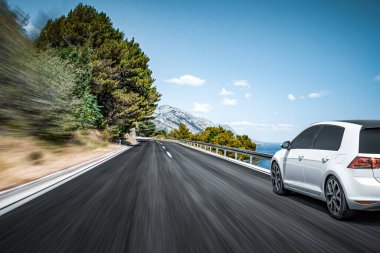 Araba deniz kıyısı boyunca otobanda. Tatil ya da araba kiralama kavramı.