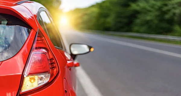 Красная Машина Дороге Закате — стоковое фото