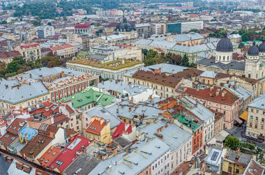 Lviv, Ukrayna - 20 Eylül 2014: Lviv, Ukrayna 'daki eski şehrin panoraması.